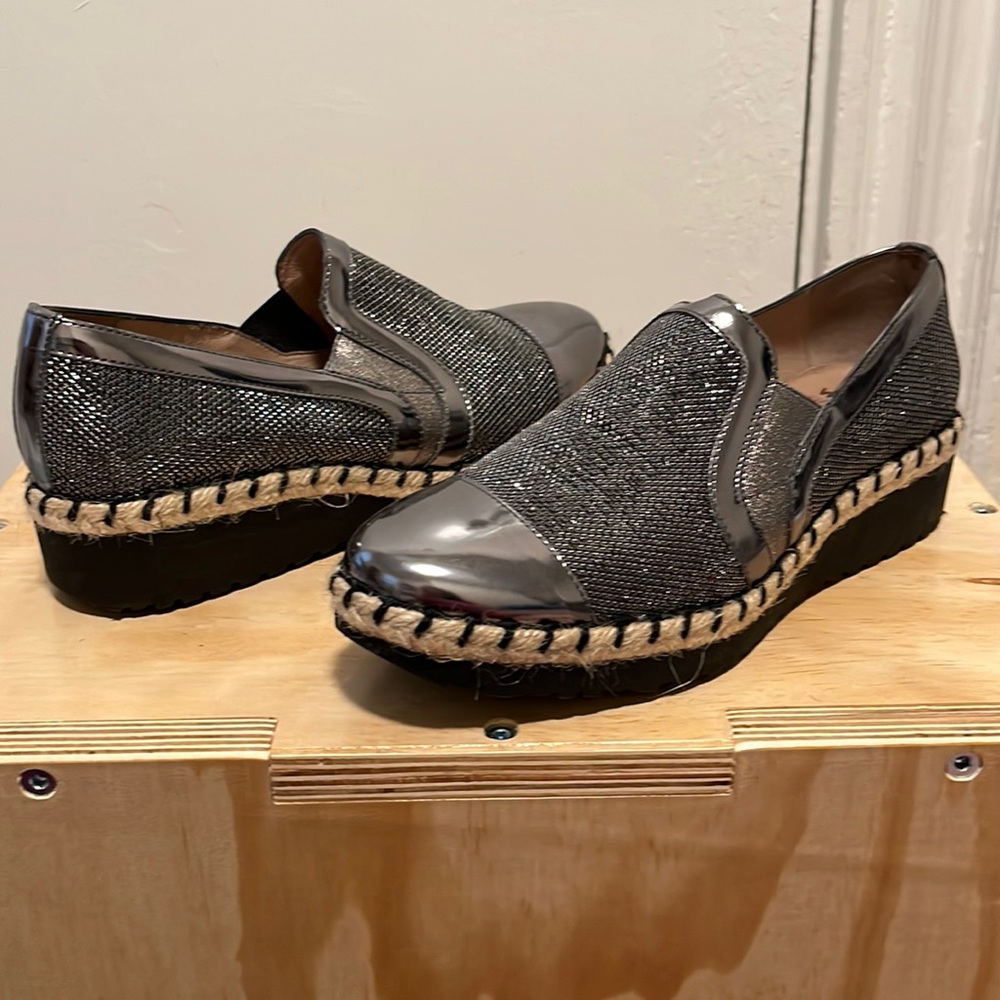 Comfy metallic loafers with espadrille detail. Size 39.